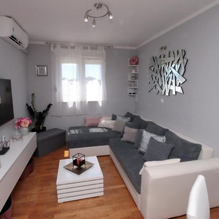Appartement Apartman *Sanja* Omiš Extérieur photo