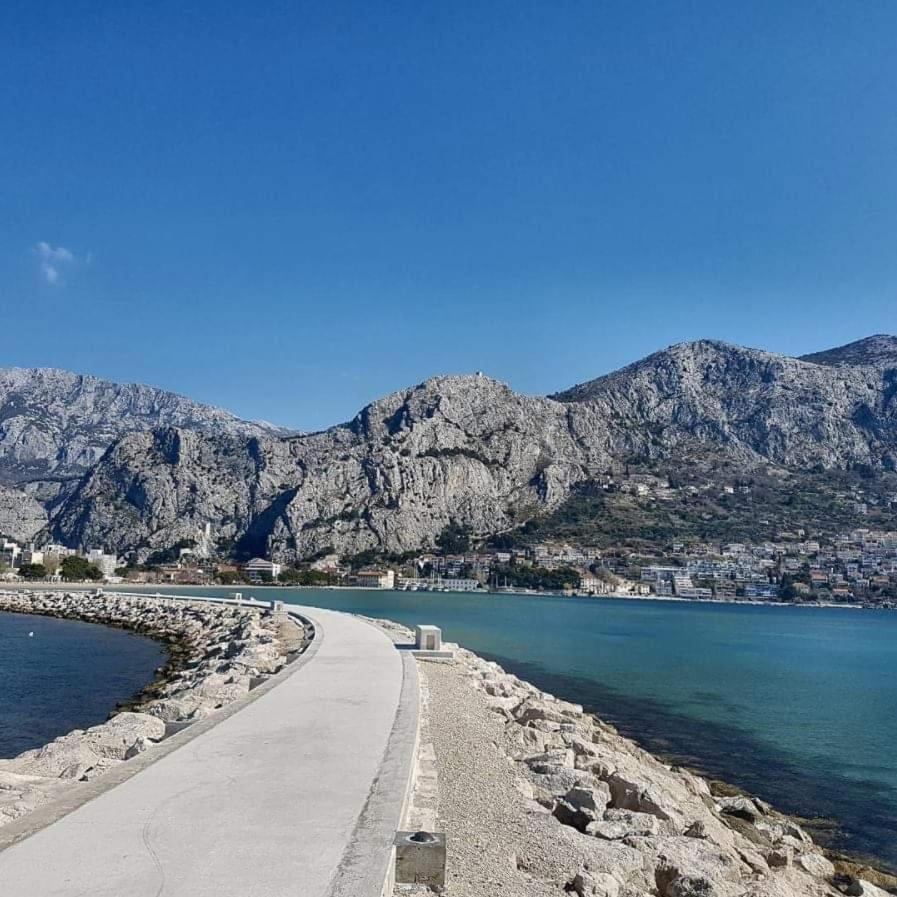Appartement Apartman *Sanja* Omiš Extérieur photo