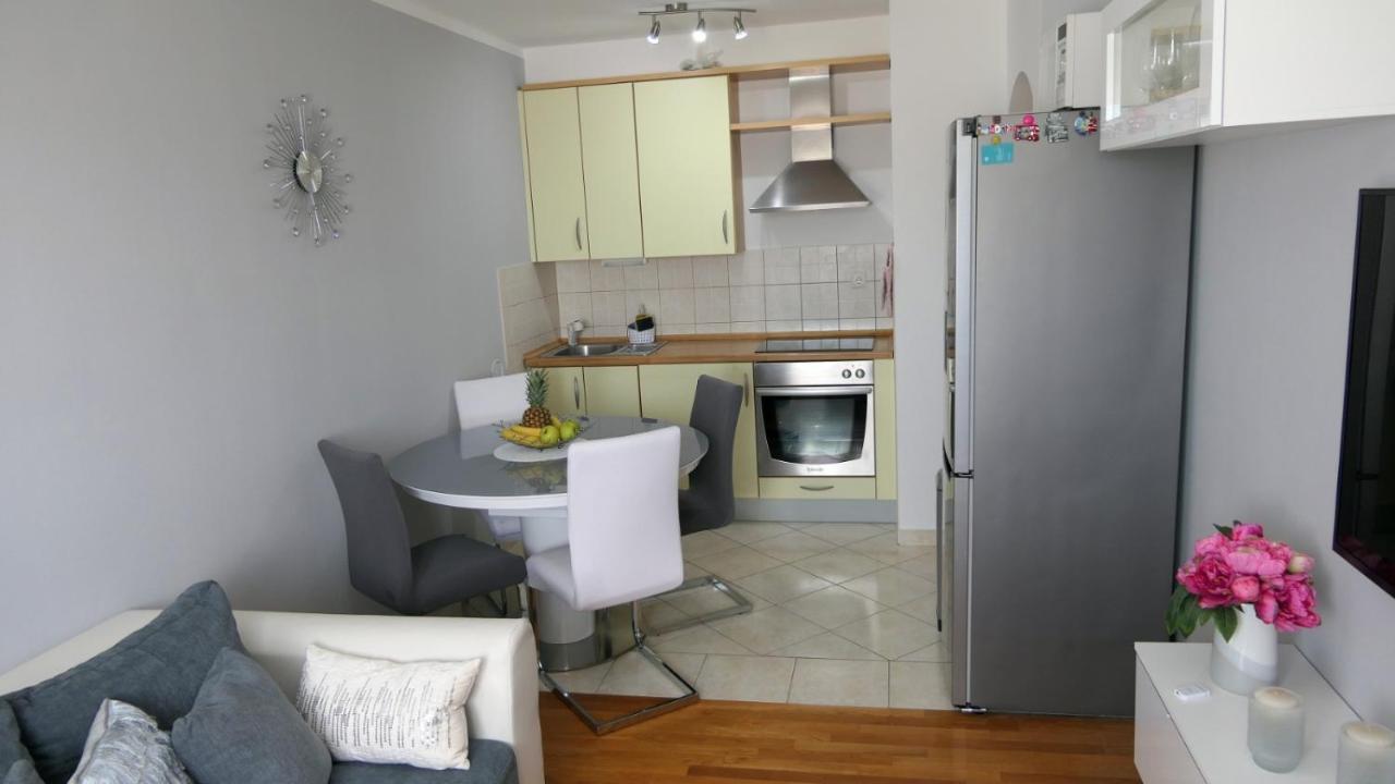 Appartement Apartman *Sanja* Omiš Extérieur photo