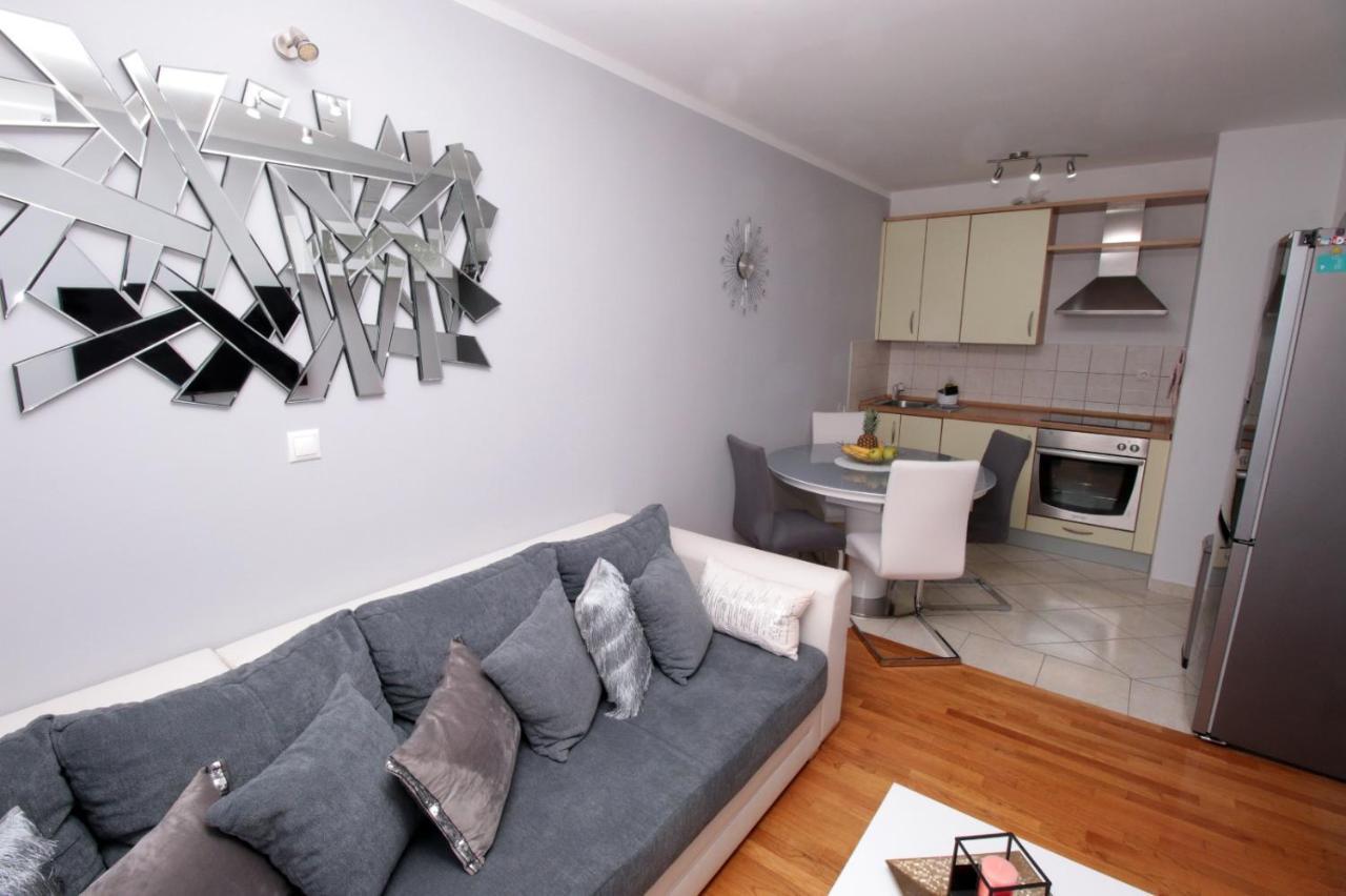 Appartement Apartman *Sanja* Omiš Extérieur photo