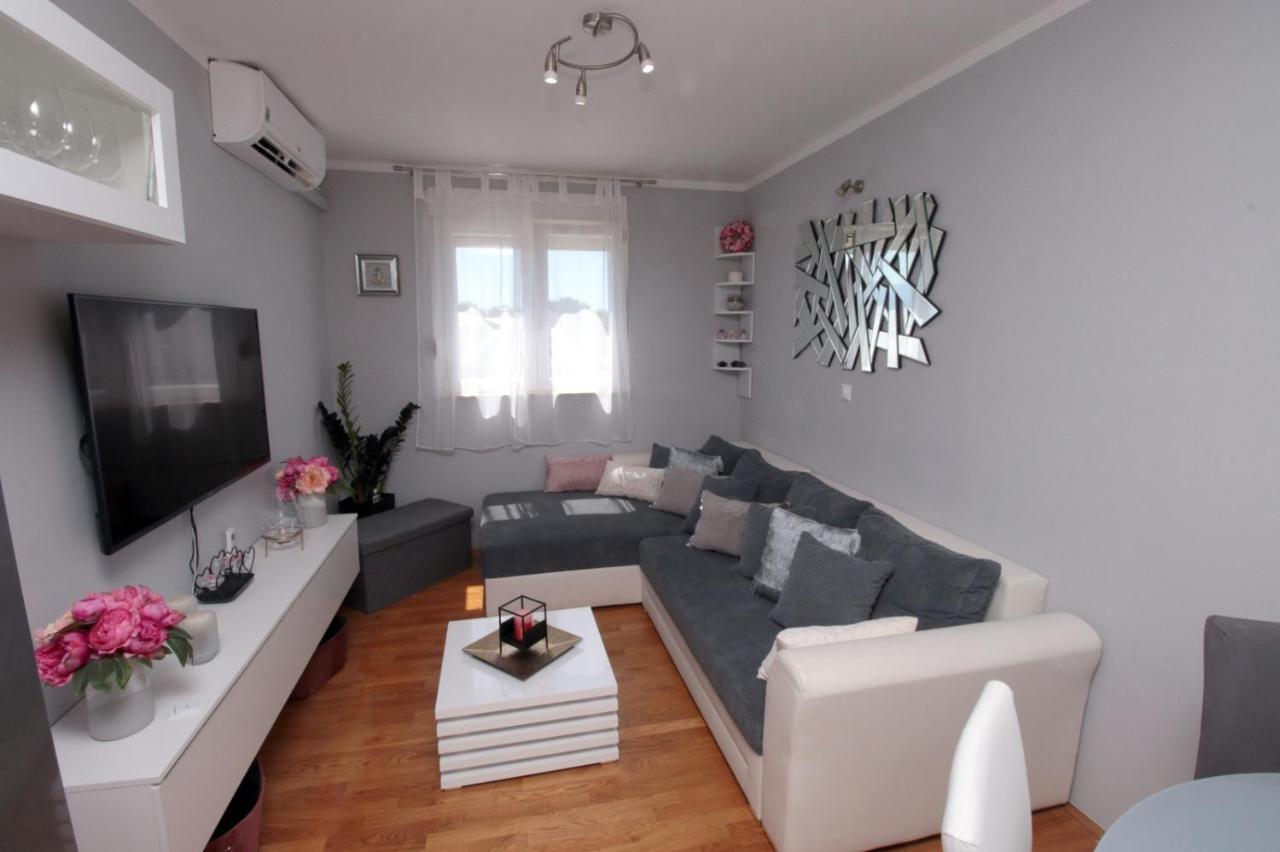 Appartement Apartman *Sanja* Omiš Extérieur photo