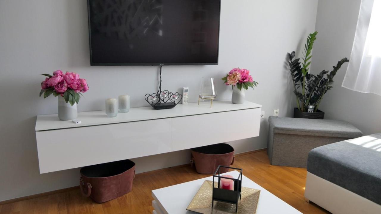 Appartement Apartman *Sanja* Omiš Extérieur photo