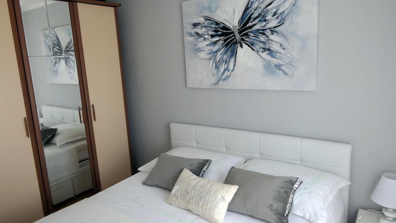 Appartement Apartman *Sanja* Omiš Extérieur photo