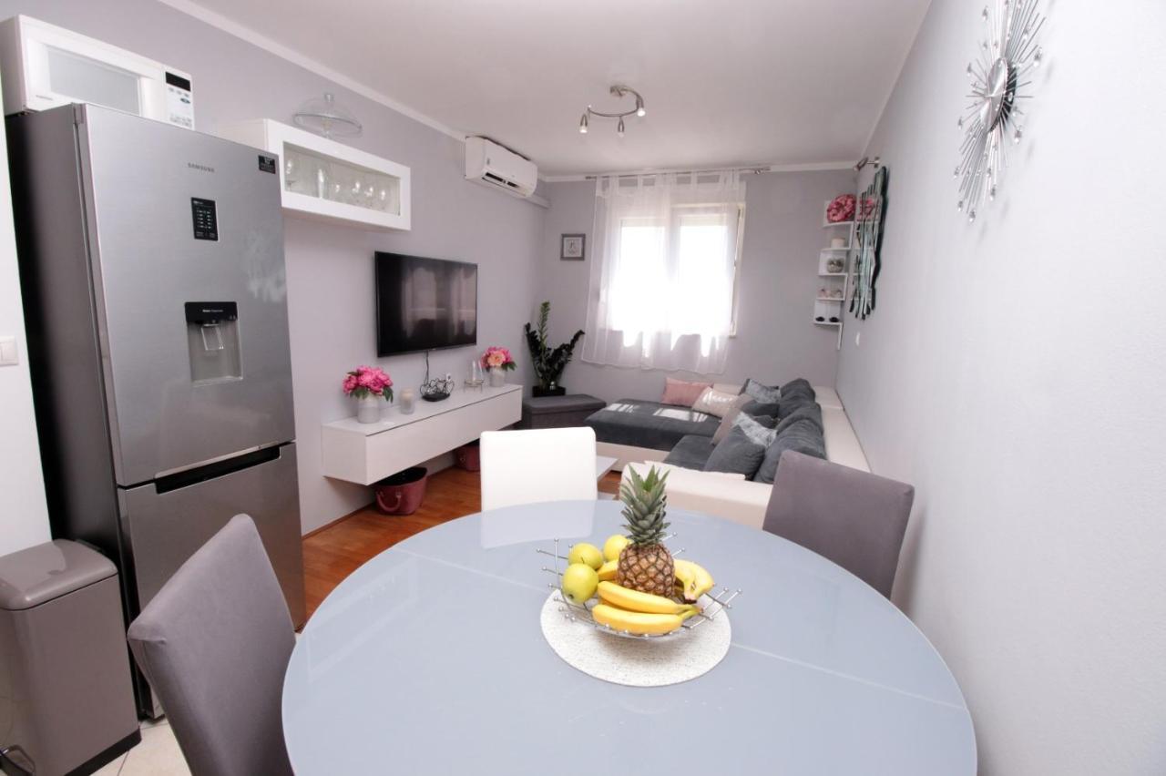 Appartement Apartman *Sanja* Omiš Extérieur photo