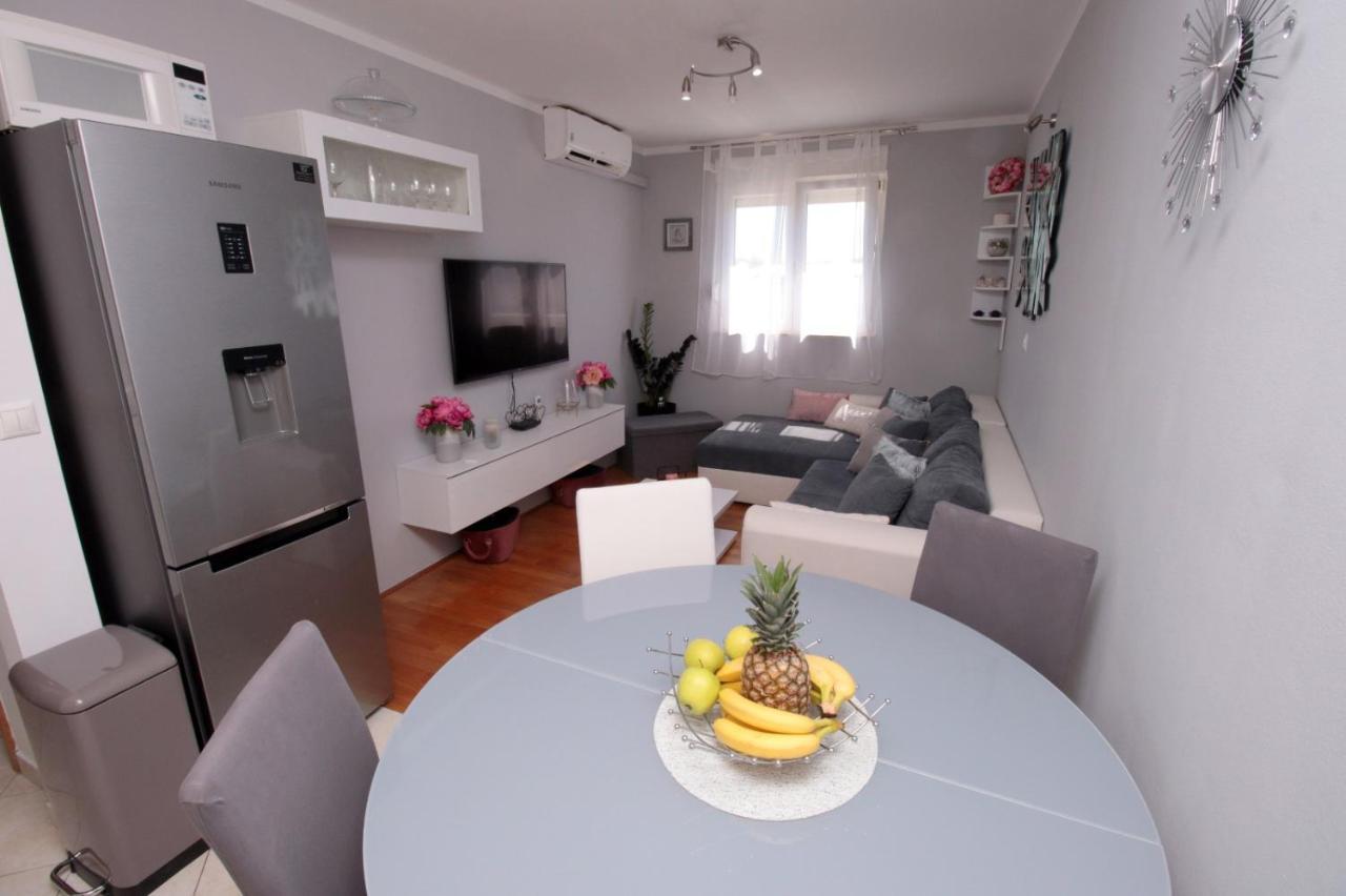 Appartement Apartman *Sanja* Omiš Extérieur photo
