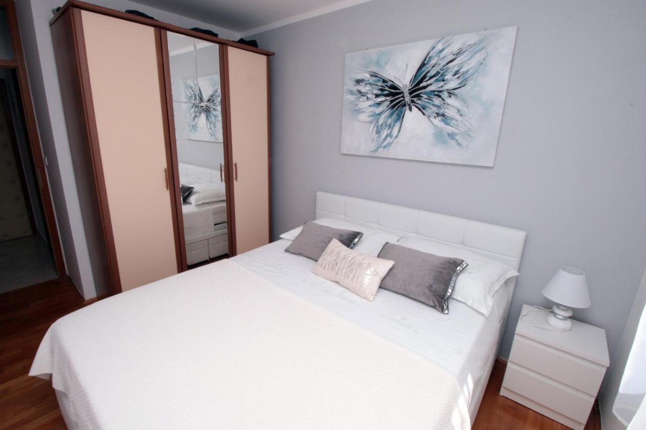 Appartement Apartman *Sanja* Omiš Extérieur photo