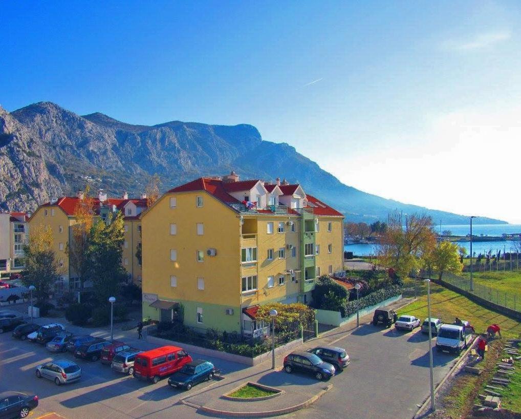 Appartement Apartman *Sanja* Omiš Extérieur photo